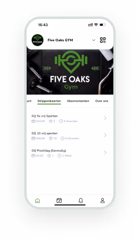 Mobiele app-interface van Five Oaks Gym met navigatiemenu en sportinformatie