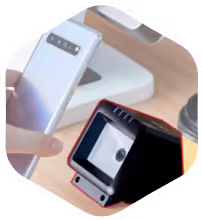 Hand houdt moderne barcode-scanner vast boven digitaal scherm