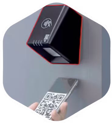 QR-code scannen met zwart elektronisch apparaat op grijze achtergrond